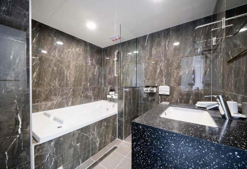 اتاق راحتی سه تخته, Ytt