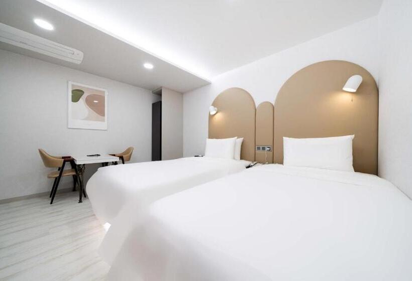 اتاق استاندارد, Ytt