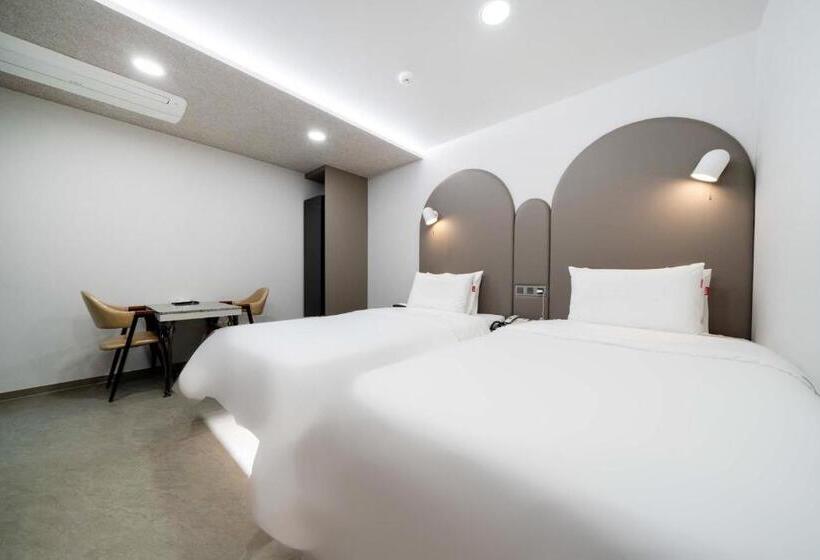 اتاق استاندارد, Ytt