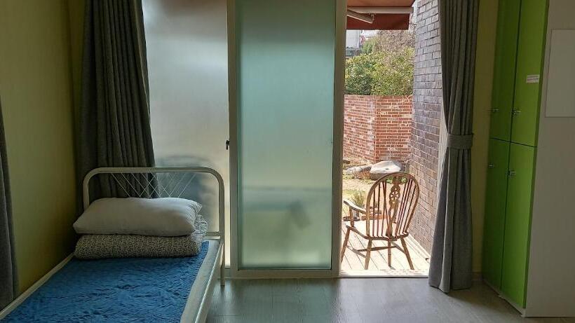 패밀리 룸, Hans House