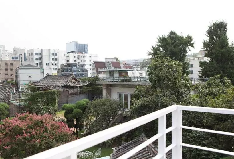Standard Yhden Hengen Huone, Hans House