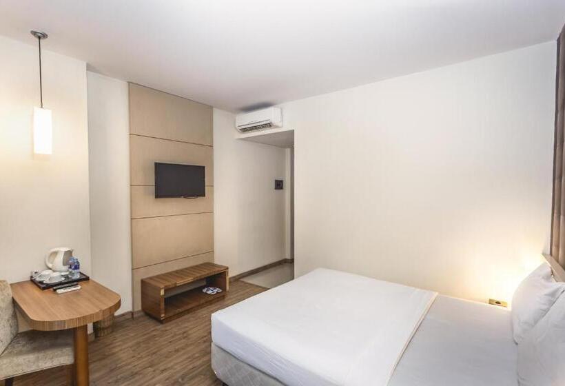 Executive Suite, Feodora