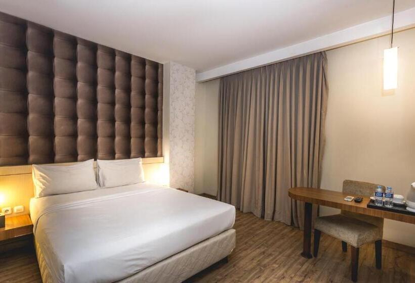 Executive Suite, Feodora