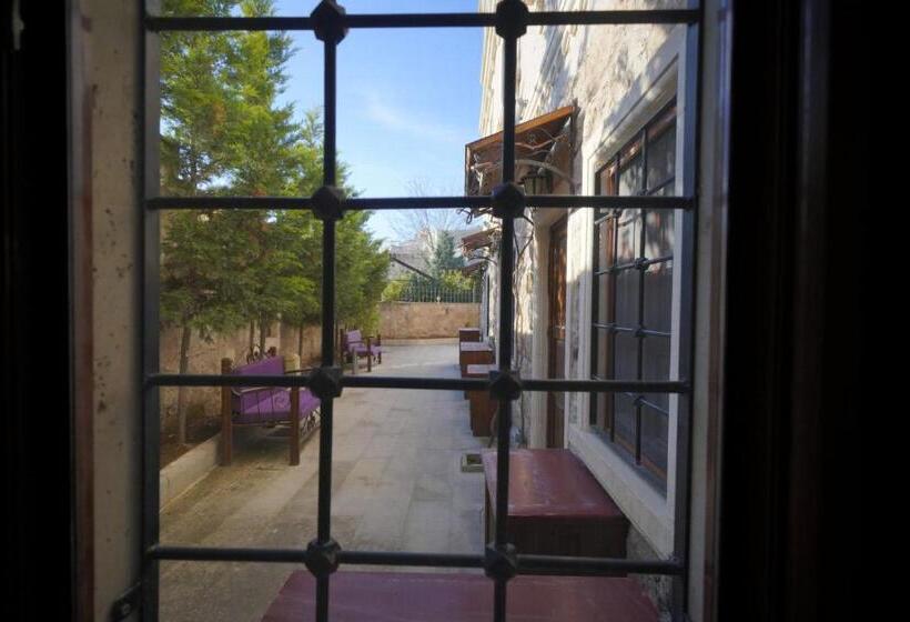 غرفة ديلوكس ثلاثية, Alaturca House