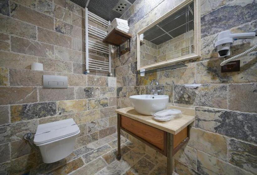 غرفة ديلوكس ثلاثية, Alaturca House