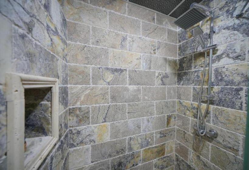 غرفة ديلوكس ثلاثية, Alaturca House