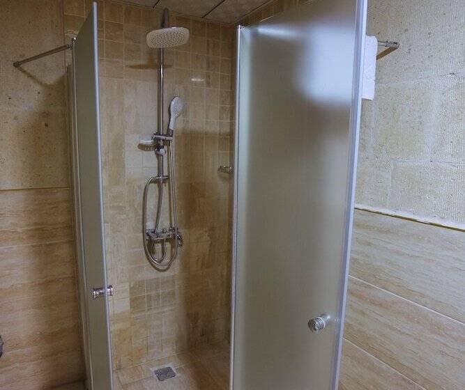 غرفة عائلية, Alaturca House