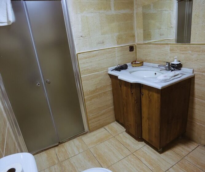 غرفة إقتصادية داخلية, Alaturca House