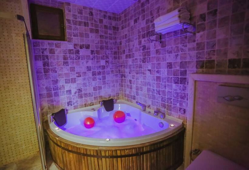 Quarto Deluxe, Alaturca House