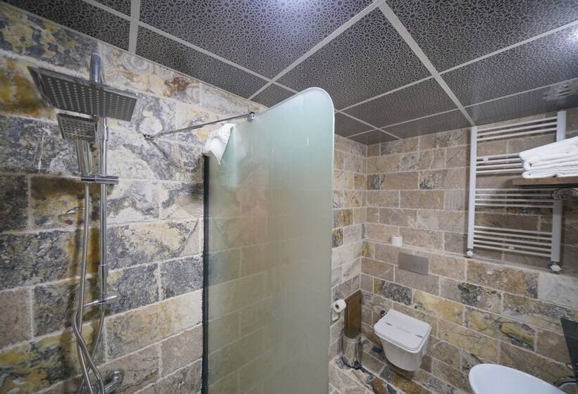 غرفة ديلوكس ثلاثية, Alaturca House