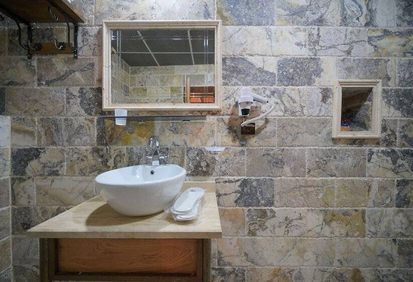 غرفة ديلوكس ثلاثية, Alaturca House