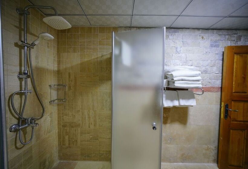 غرفة عائلية, Alaturca House