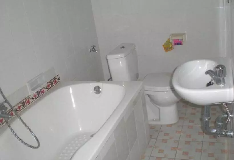 اتاق اجرایی, Adus Beach Inn