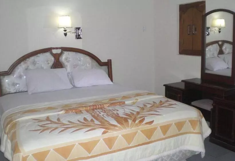 اتاق اجرایی, Adus Beach Inn