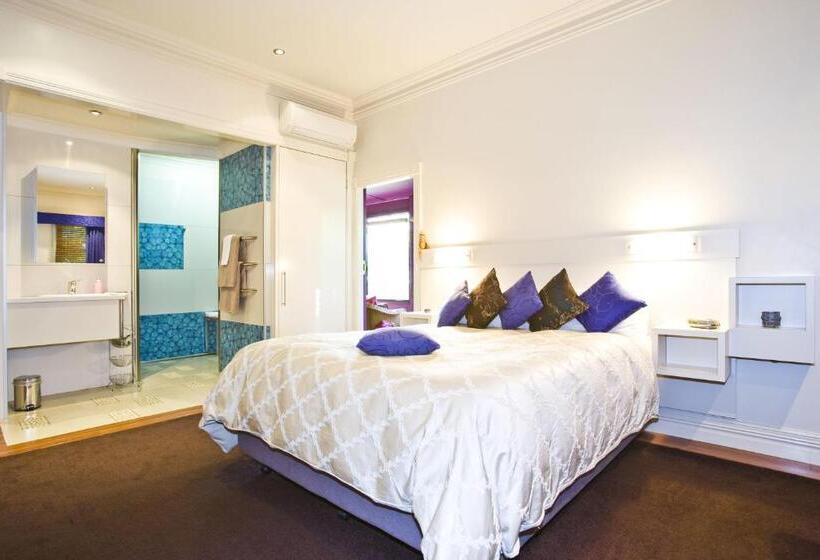 سوییت, The Retreat At Froog Moore Park