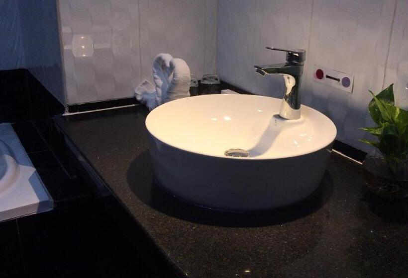 高级三人间, Aristocrat Residence &