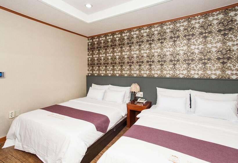 Quarto Familiar, Noblesse Tourist