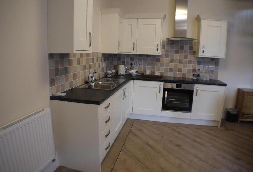 패밀리 스위트, Oliver Cromwell