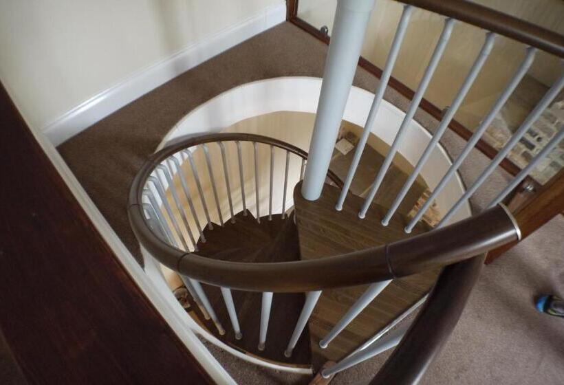 패밀리 스위트, Oliver Cromwell