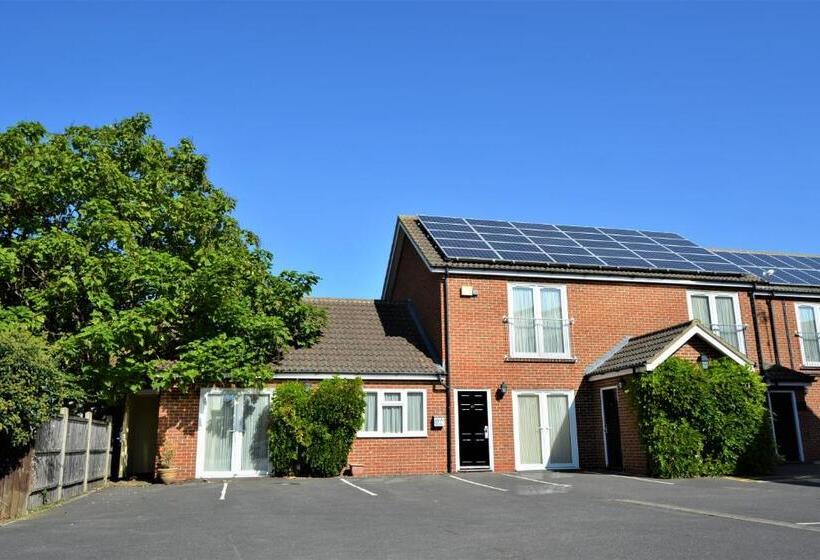 패밀리 스위트, Oliver Cromwell