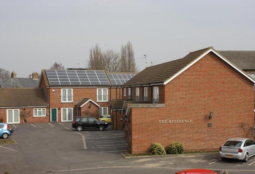 패밀리 스위트, Oliver Cromwell