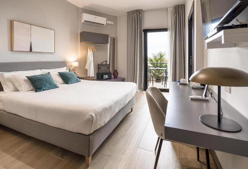Номер Стандард Боковой Вид на Море с Балконом, Taormina Palace