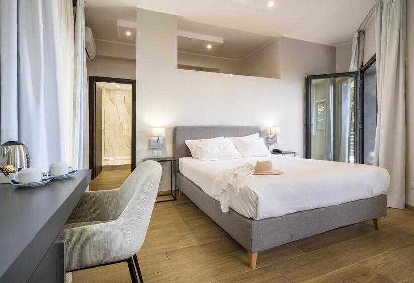 Номер Стандард Боковой Вид на Море с Балконом, Taormina Palace