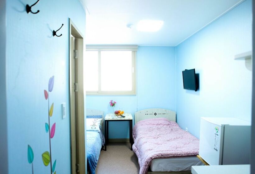 Cameră Triplă Standard, Well Plus Guest House