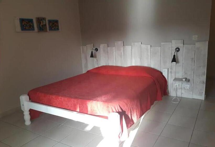 استودیوی استاندارد, Ti Village Creole