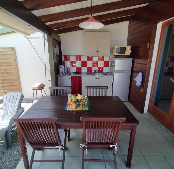 استودیوی استاندارد, Ti Village Creole