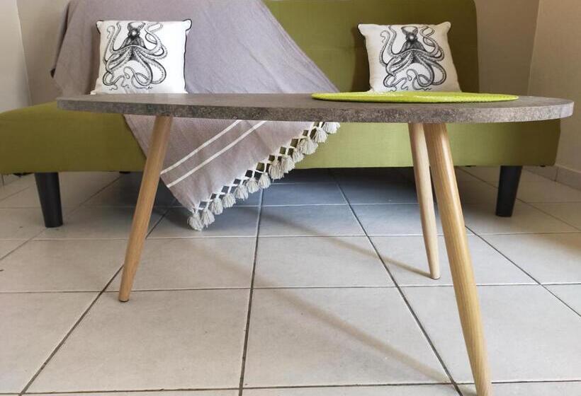 بانگلوی استاندارد 2 خوابه, Ti Village Creole