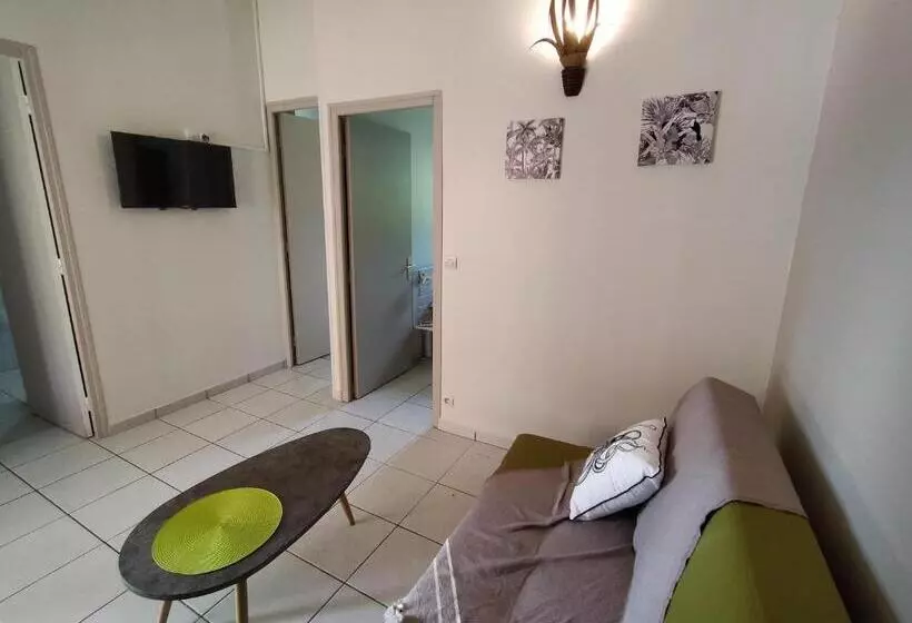 بانگلوی استاندارد 2 خوابه, Ti Village Creole