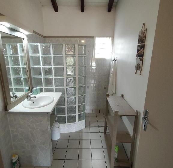 بانگلوی استاندارد 2 خوابه, Ti Village Creole