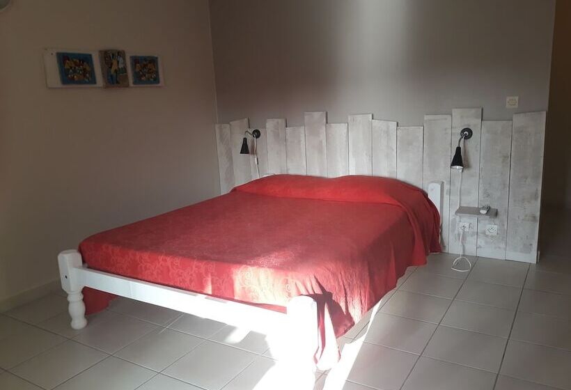 استودیوی استاندارد, Ti Village Creole