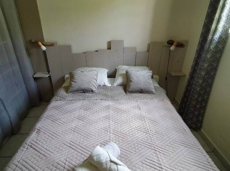 بانگلوی استاندارد 2 خوابه, Ti Village Creole