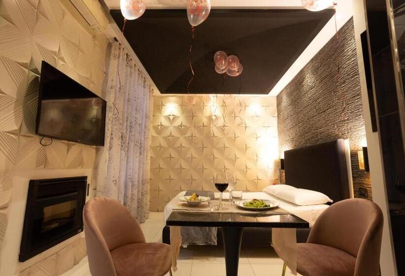 جناح جونيور, Albergo Pompei Valley