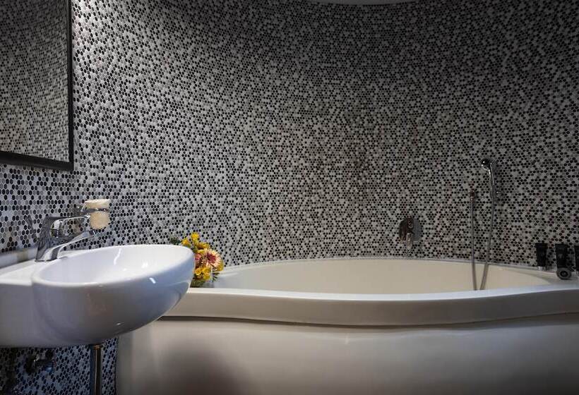 جناح جونيور, Albergo Pompei Valley