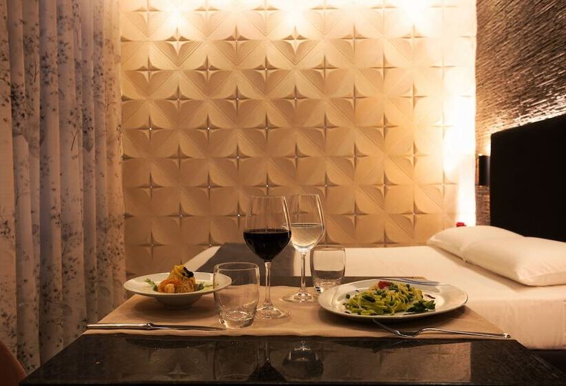 جناح جونيور, Albergo Pompei Valley