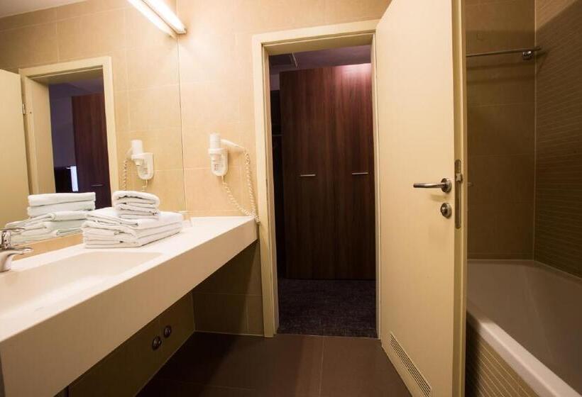 コンフォートトリプルルーム, Sliško