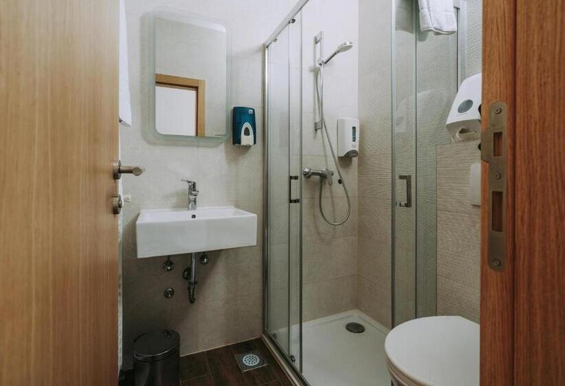 スタンダードシングルルーム, Sliško