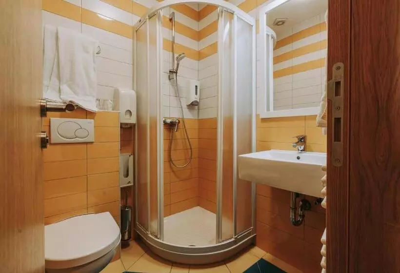 Habitación Triple Estándar, Sliško
