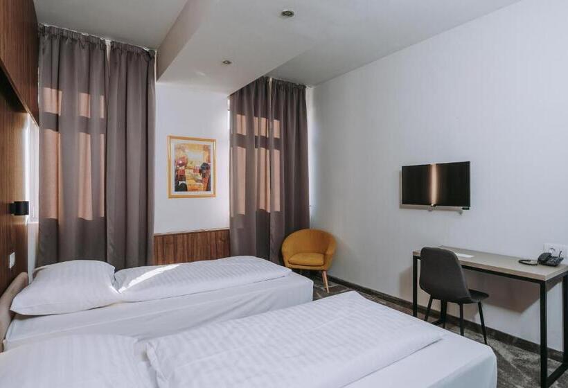 スタンダードトリプルルーム, Sliško