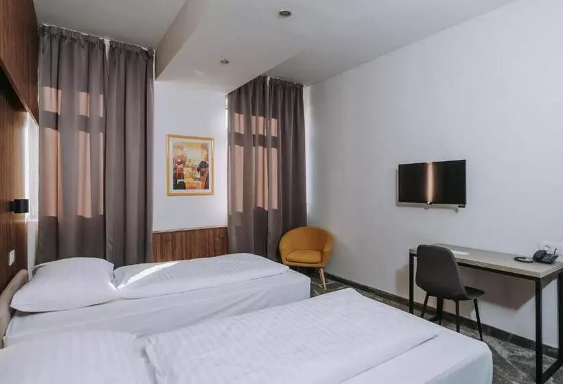 Habitación Triple Estándar, Sliško
