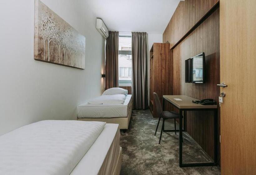 スタンダードトリプルルーム, Sliško