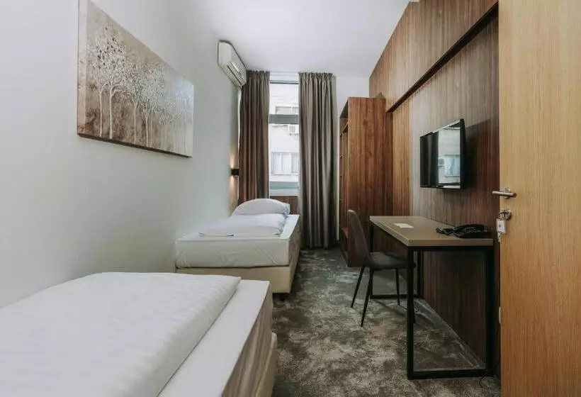 Habitación Triple Estándar, Sliško