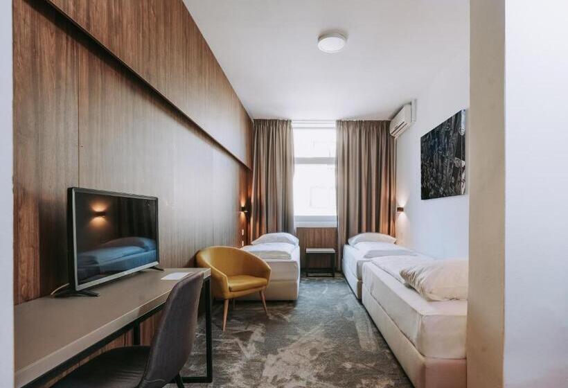 スタンダードトリプルルーム, Sliško