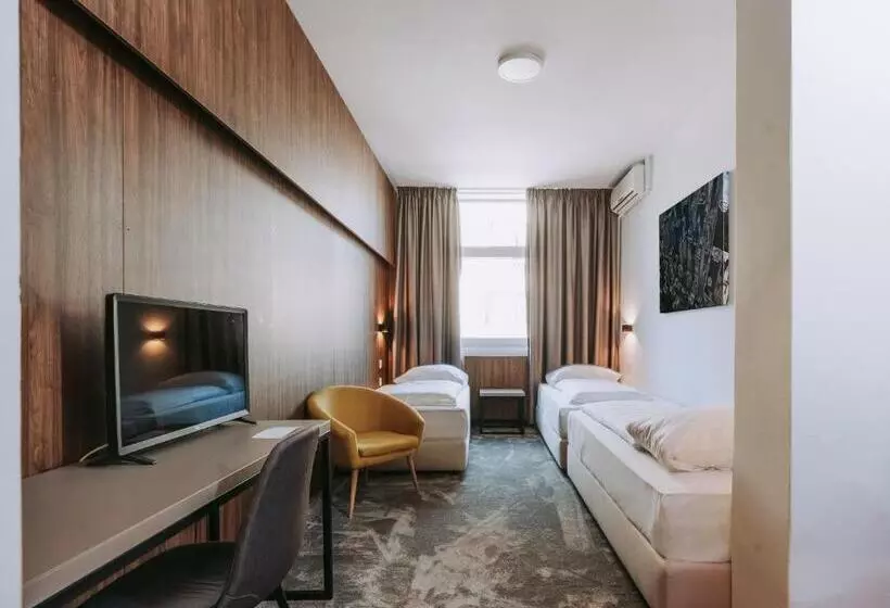 Habitación Triple Estándar, Sliško