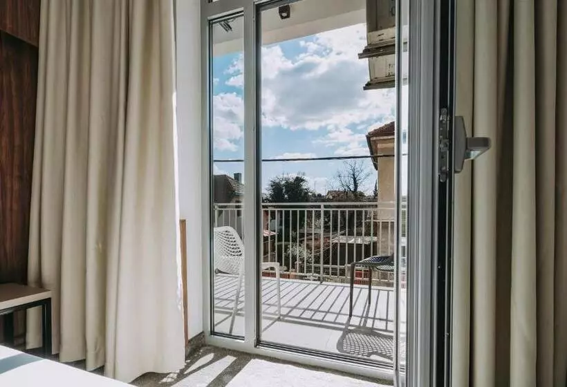 Habitación Familiar, Sliško