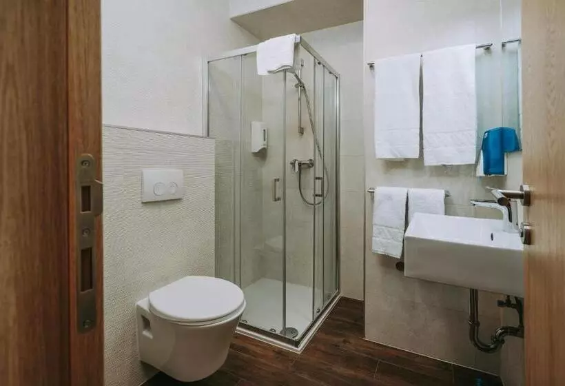 Habitación Familiar, Sliško