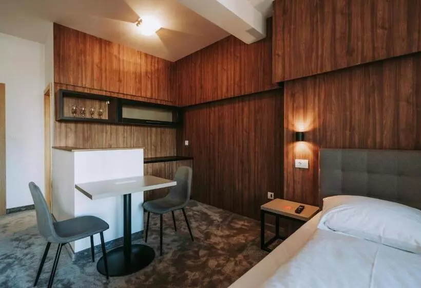 Habitación Familiar, Sliško